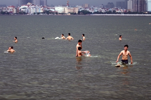 Bơi lội giải nhiệt ở hồ lớn nhất Thủ đô