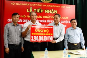 Hội CCB Tập đoàn Dầu khí Việt Nam tặng quà cho các nạn nhân chất độc da cam