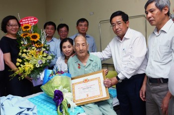 Trao tặng huy hiệu 70 năm tuổi Đảng cho cán bộ lão thành