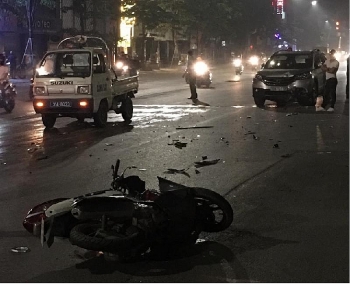 Hà Nội: Đi ngược chiều, xe máy bị ô tô tông văng xa chục mét