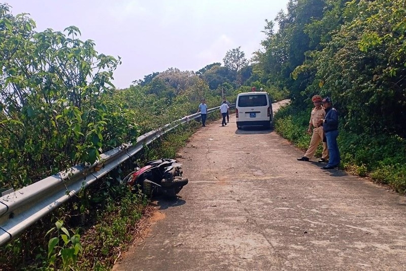 nu sinh tu vong sau khi dam vao taluy ven duong