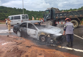 Quảng Trị: Ô tô bốc cháy ngùn ngụt, tài xế may mắn thoát nạn
