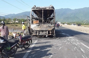 Xe giường nằm bất ngờ bốc cháy, 20 hành khách thoát nạn