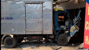 Nam Định: Xe tải mất lái lao vào nhà dân