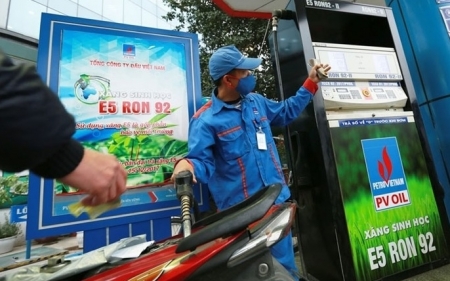 Giá xăng dầu lại tăng hơn 700 đồng/lít