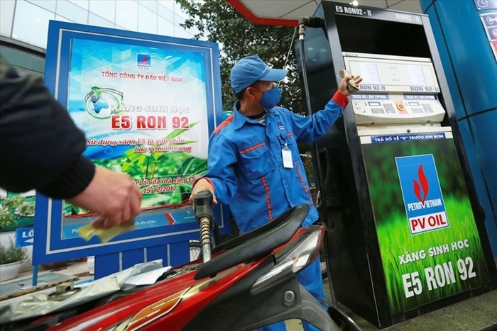 Giá xăng dầu lần thứ 4 tăng mạnh gần 1.000 đồng/lít