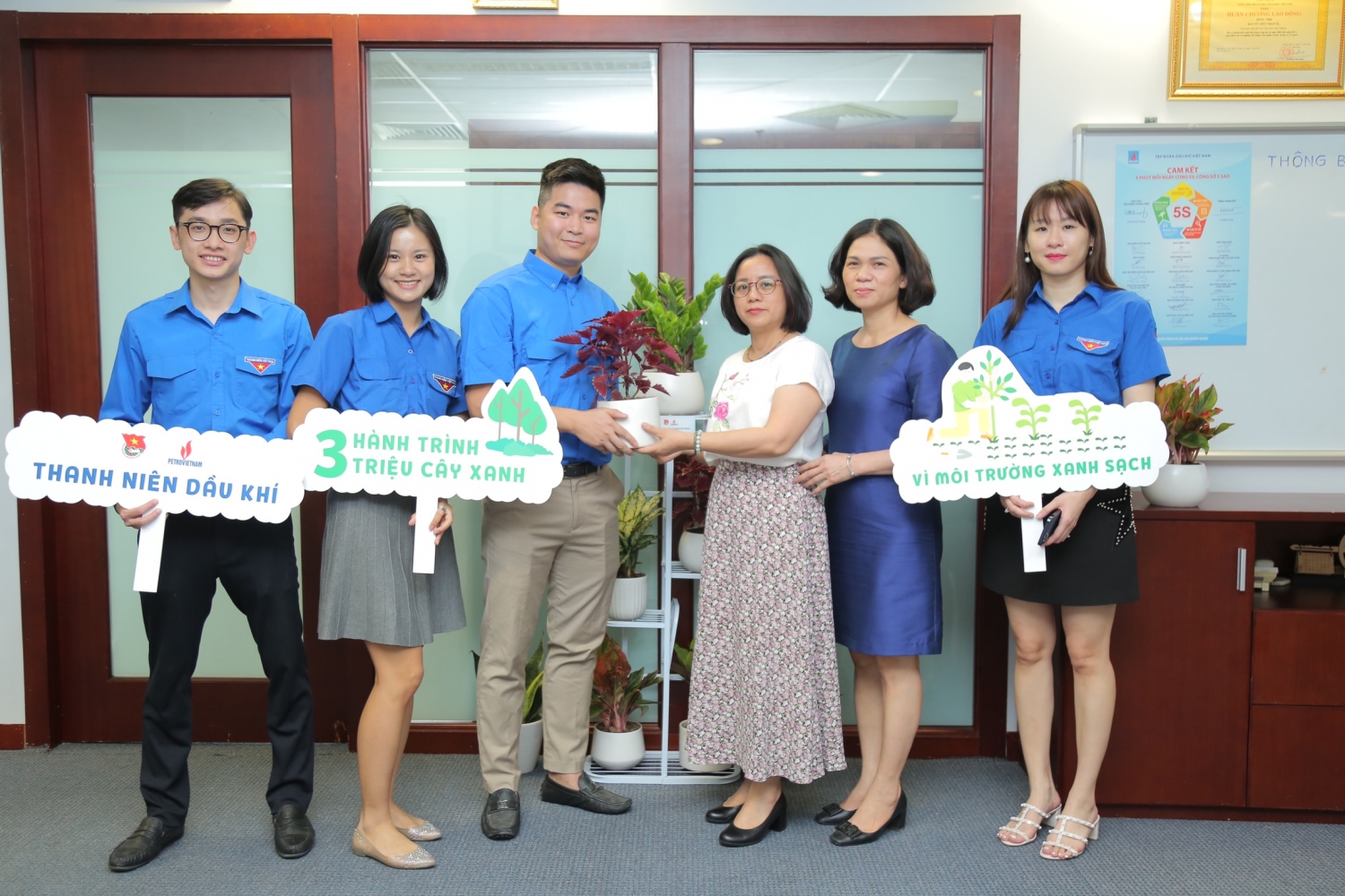Đoàn Thanh niên Cơ quan Tập đoàn Dầu khí Việt Nam hưởng ứng chương trình 3 triệu cây xanh Đoàn Thanh niên Cơ quan Tập đoàn Dầu khí Việt Nam hưởng ứng chương trình 3 triệu cây xanh