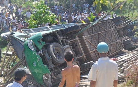 Lật xe khách Mai Linh, nhiều người tử nạn