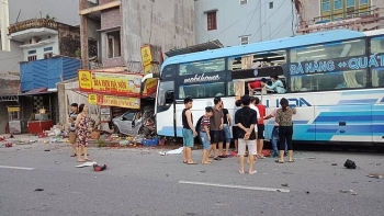 Nam Định: Xe khách lao vào nhà dân sau tai nạn liên hoàn