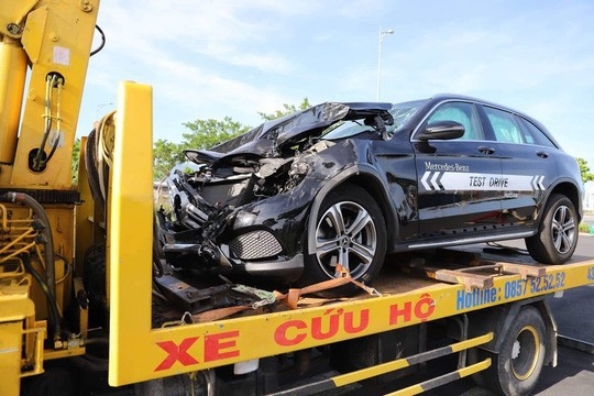 Chạy thử Mercedes-Benz, nam thanh niên gây tai nạn liên hoàn