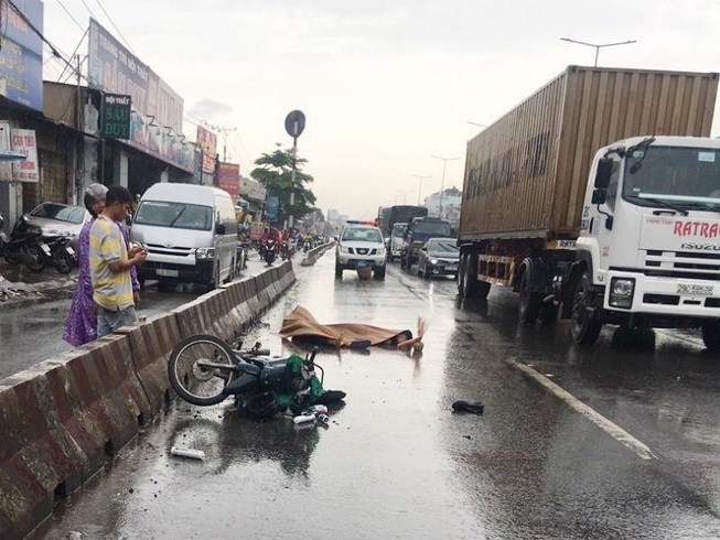 Đi xe máy vào làn ô tô, hai thanh niên tử vong sau tai nạn