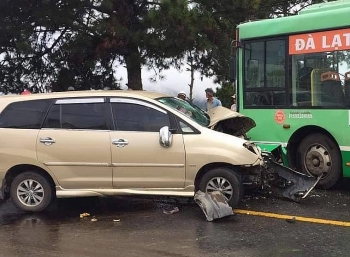 Đâm trực diện xe buýt, tài xế ô tô 7 chỗ tử vong
