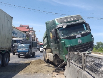 Tai nạn liên hoàn trên QL 1A: Nhiều phương tiện hư hỏng, giao thông ùn tắc