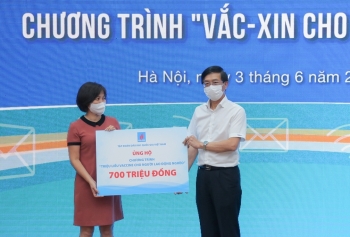 Petrovietnam và CĐ DKVN ủng hộ 2 tỷ 700 triệu đồng cho chương trình "Vắc-xin cho công nhân"