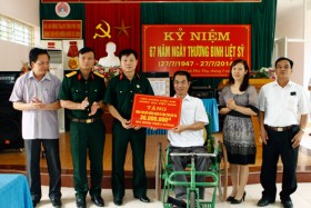 Hội CCB Tập đoàn Dầu khí Việt Nam trao quà cho những người có công tỉnh Phú Thọ