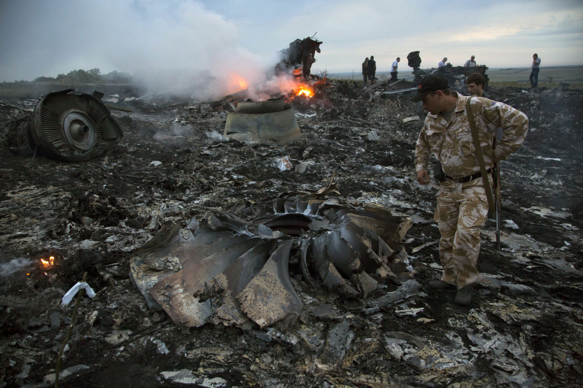 Chùm ảnh: Hiện trường máy bay MH17 rơi ở Ukraine