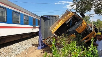 Quảng Nam: Tàu SE2 hất văng xe tải, tài xế tử vong trên đường đi cấp cứu