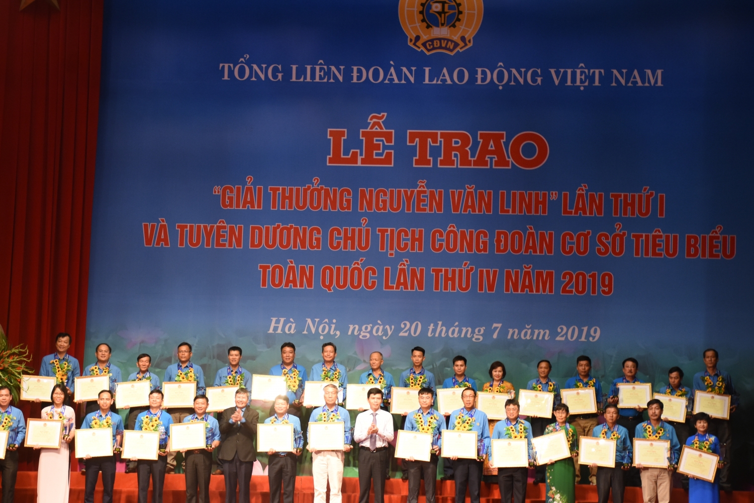 cd dkvn co dai dien duoc ton vinh chu tich cong doan co so xuat sac lan thu iv nam 2019