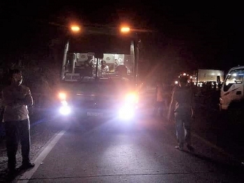 Quảng Nam: Xe khách va chạm với xe máy trong đêm, 2 em gái tử vong