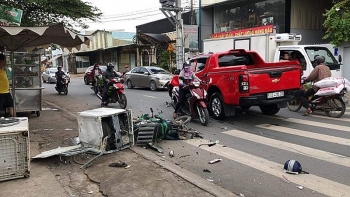 Vừa rửa xong, xe bán tải đâm trúng xe máy đi đường