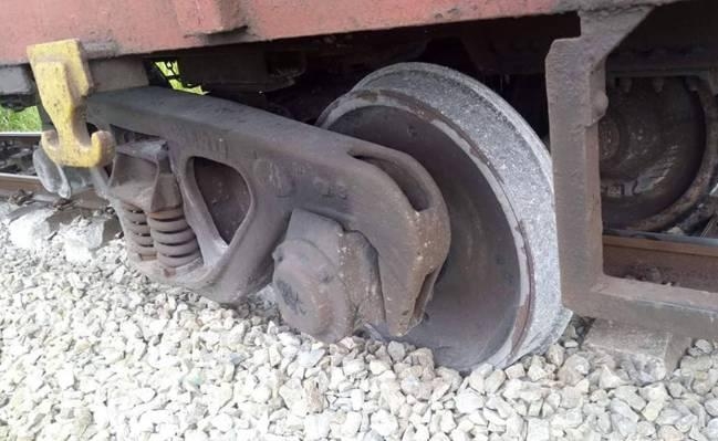 Đường sắt Bắc - Nam tê liệt hơn 3 tiếng vì tàu hàng trật bánh