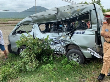 Bình Thuận: Tàu hỏa đâm xe khách biến dạng, ba người tử vong tại chỗ