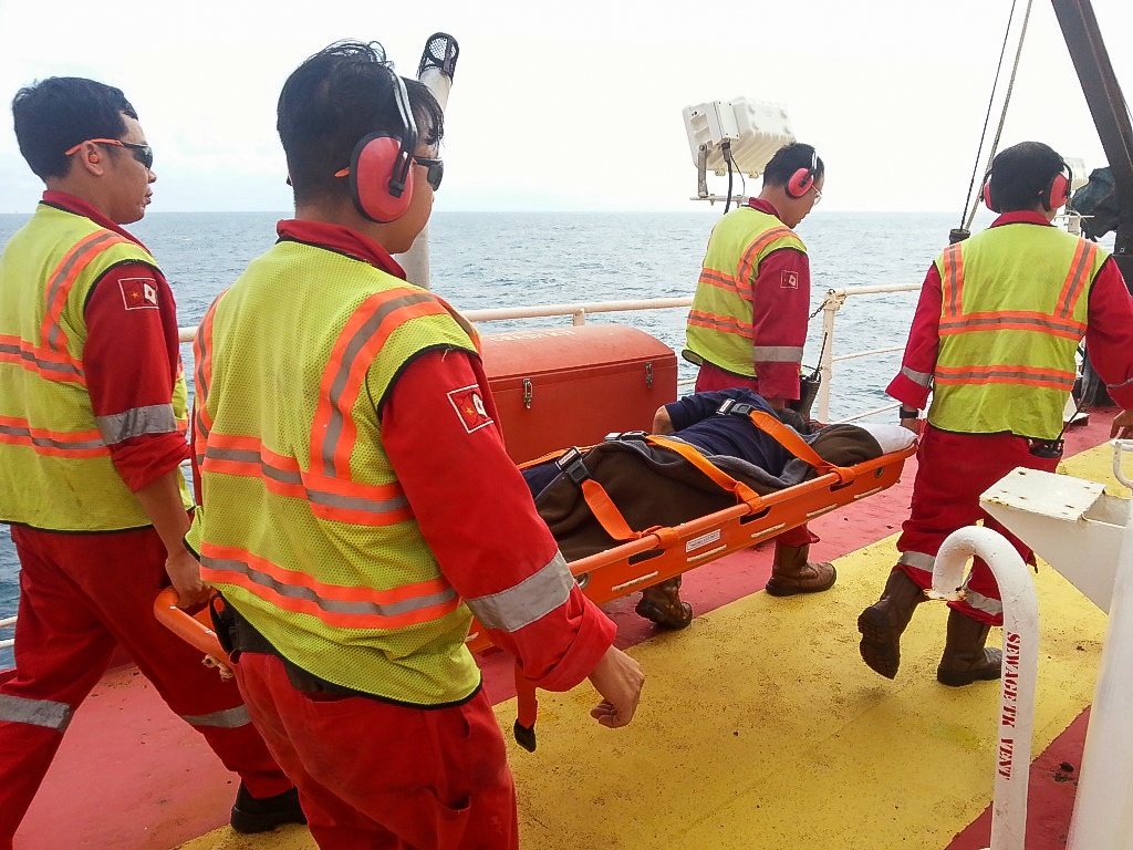 CBNV PVEP cứu trợ ngư dân gặp tai nạn trên biển
