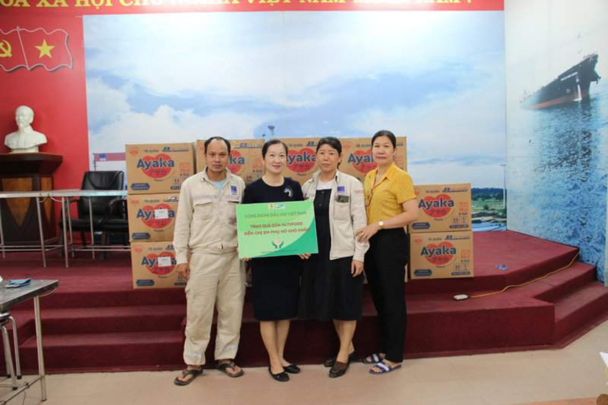 Công đoàn Dầu khí Việt Nam trao hỗ trợ nữ CBCNV khó khăn