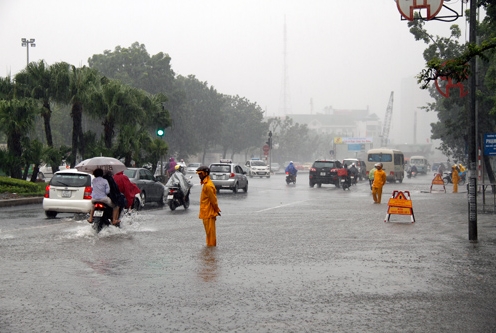 Bão số 5 gây mưa lớn, ngập đường ở Hà Nội
