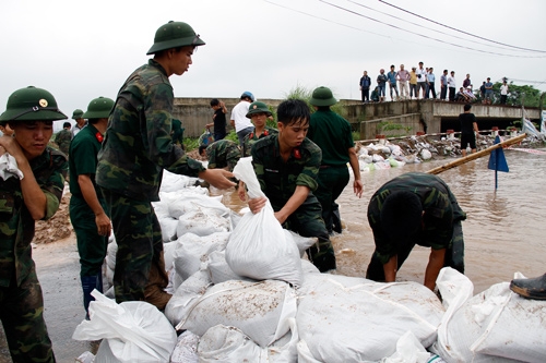 Sự thật về tin đồn vỡ đê, nước tràn vào Hà Nội