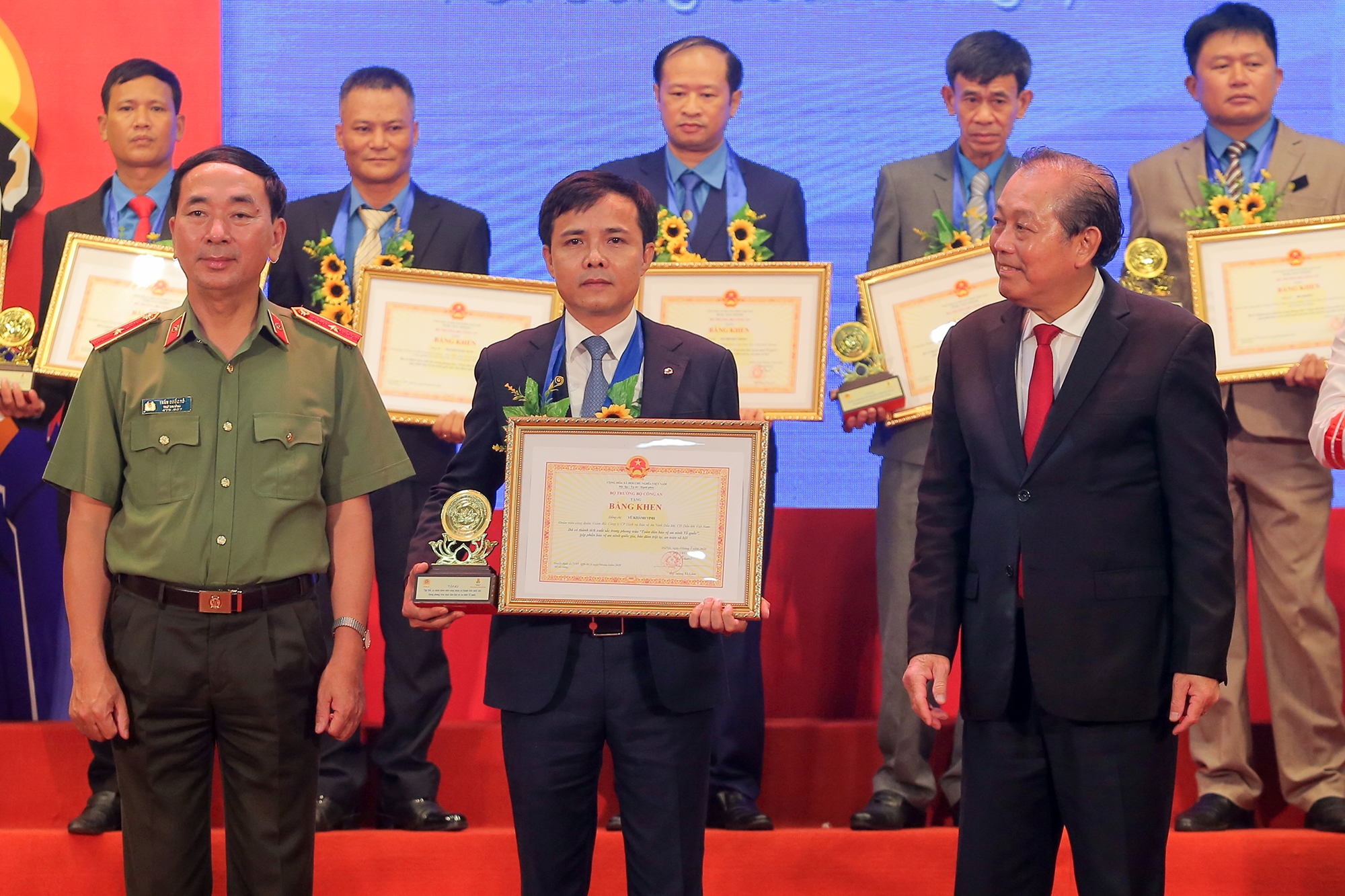 nguoi lao dong dau khi duoc tuyen duong trong phong trao toan dan bao ve an ninh to quoc