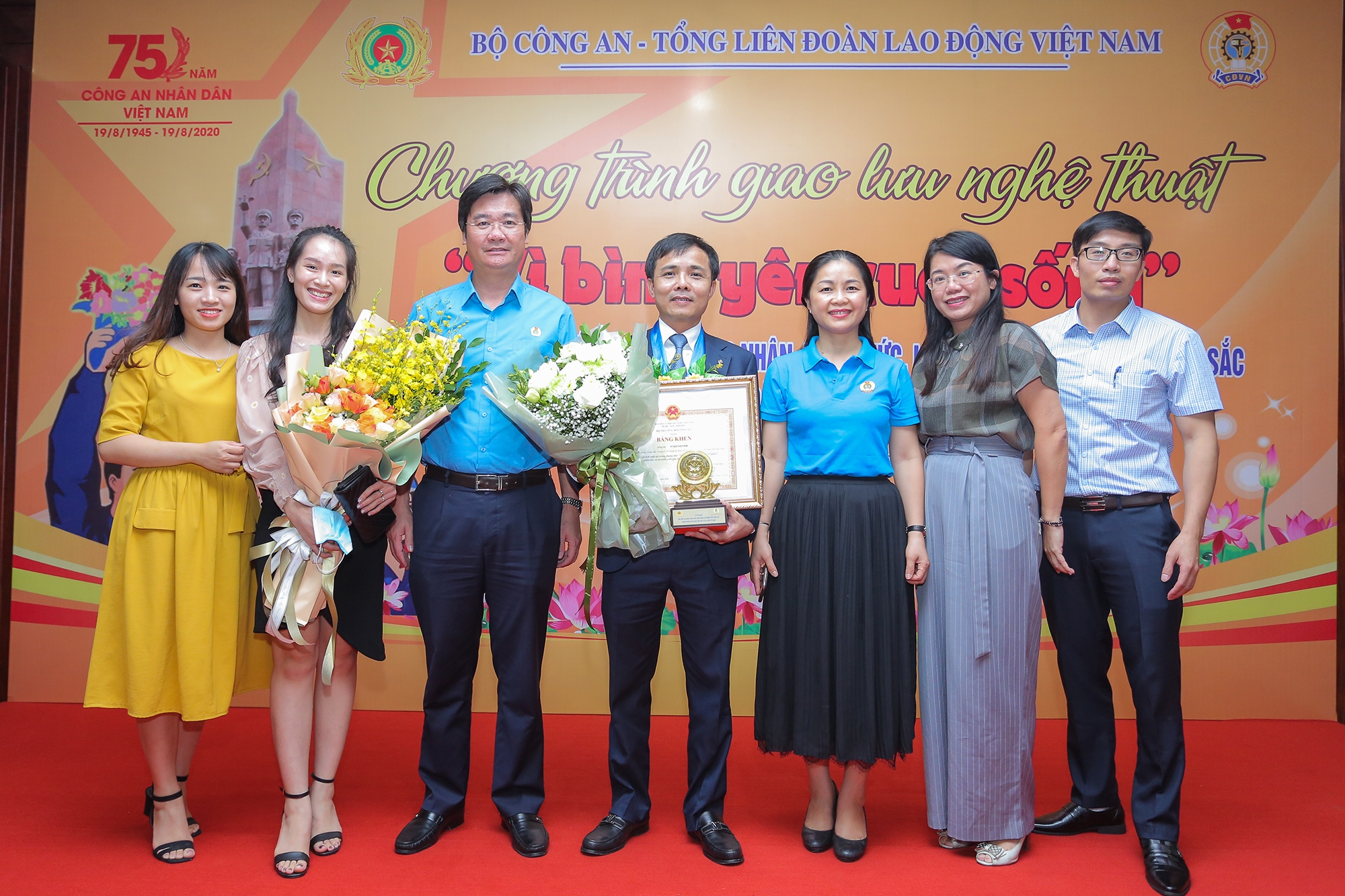 nguoi lao dong dau khi duoc tuyen duong trong phong trao toan dan bao ve an ninh to quoc