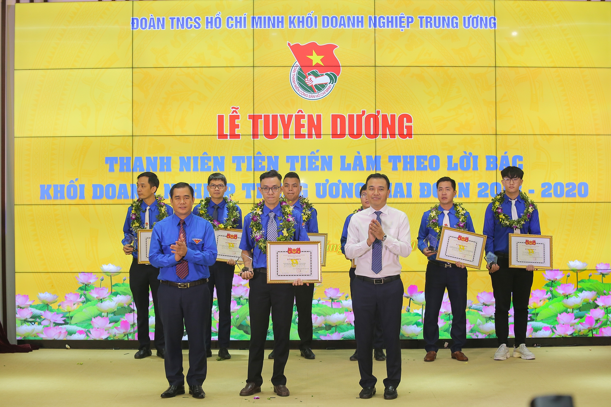 4-doan-vien-dau-khi-duoc-tuyen-duong-thanh-nien-tien-tien-lam-theo-loi-bac-1