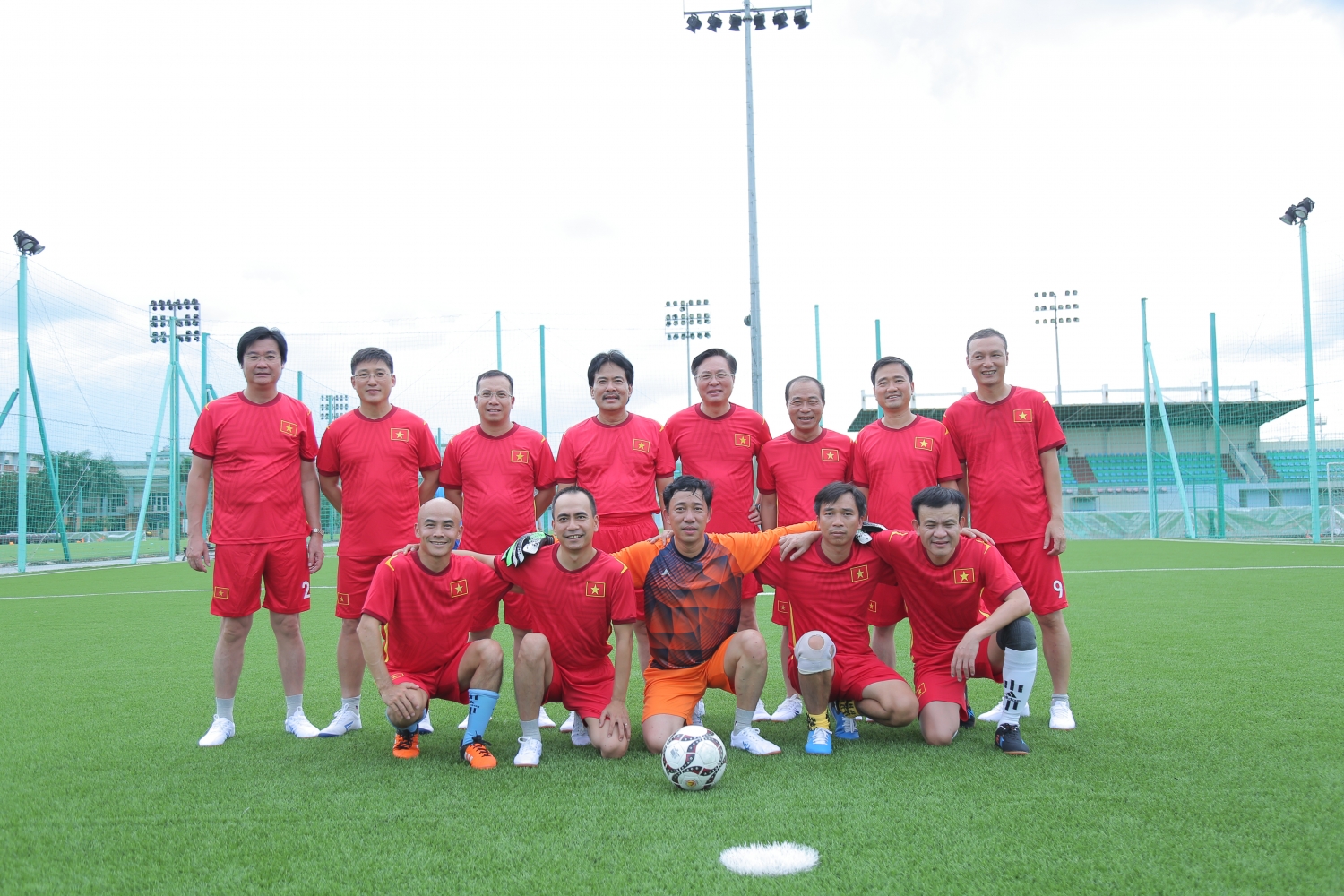 Lãnh đạo Tập đoàn và các đơn vị thành viên giao hữu bóng đá nhân kỷ niệm 47 năm Ngày thành lập Tập đoàn Dầu khí Việt Nam