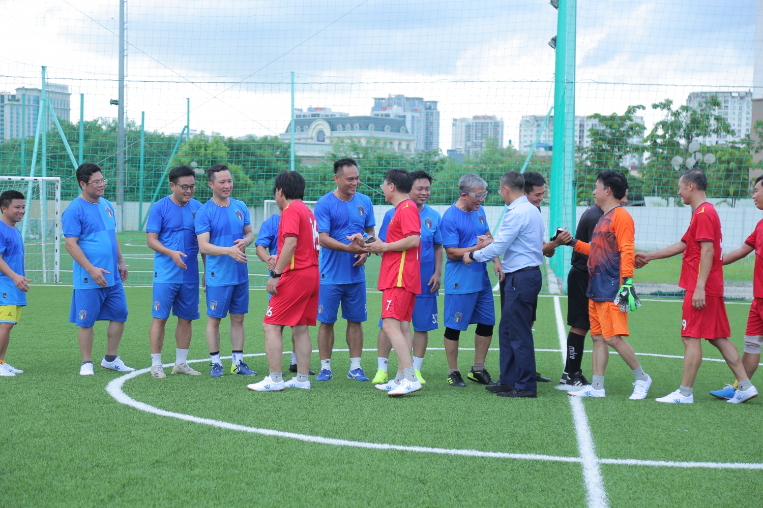 Lãnh đạo Tập đoàn và các đơn vị thành viên giao hữu bóng đá nhân kỷ niệm 47 năm Ngày thành lập Tập đoàn Dầu khí Việt Nam