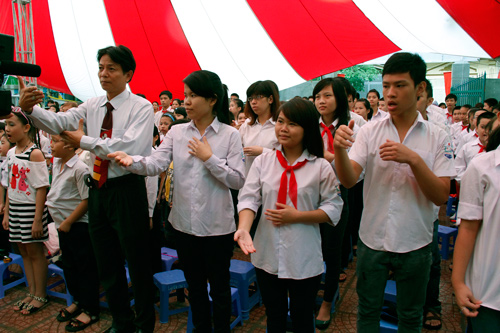 Học sinh khiếm thính hát Quốc ca bằng tay trong lễ khai giảng