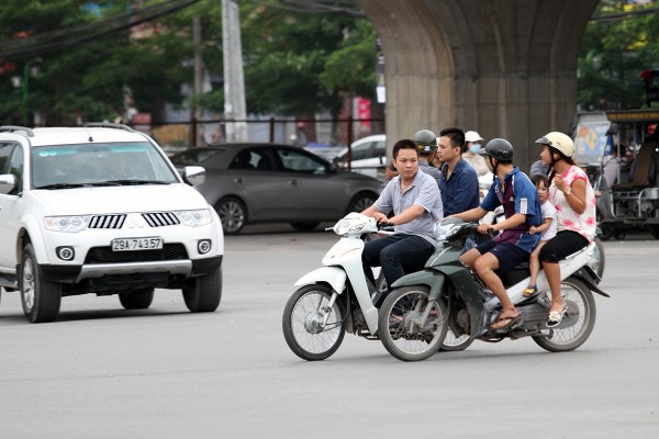 nhung hinh anh vi pham luat giao thong tren duong pho ha noi