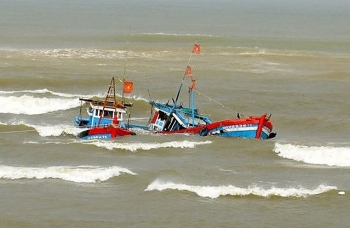 4 ngư dân trên tàu cá gặp nạn được đưa về bờ an toàn