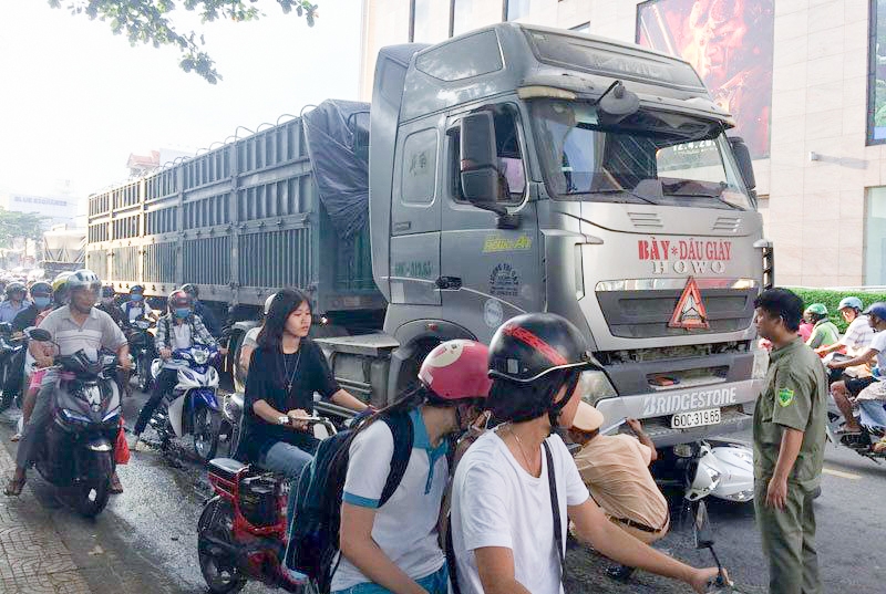 dong nai va cham voi xe container nu sinh tu vong tren duong di hoc ve