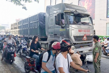 Đồng Nai: Va chạm với xe container, nữ sinh tử vong trên đường đi học về