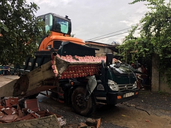 Quảng Bình: Đâm đổ cổng làng, tài xế xe tải tử vong trong cabin