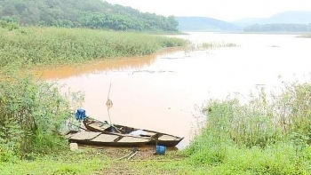 Chèo thuyền ra hồ, 3 học sinh đuối nước tử vong