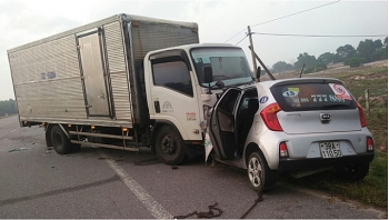 Ô tô tải va chạm trực diện với xe taxi, hai người tử vong