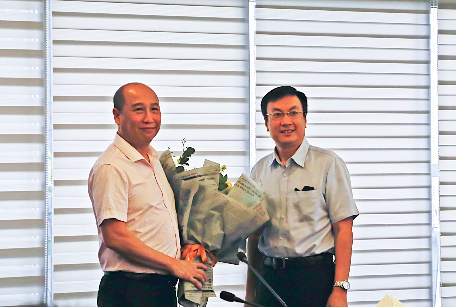 Ông Đoàn Linh - Ủy viên HĐQT PVI tặng hoa chúc mừng ông Vũ Bảo Lâm – PTGĐ Tổng Công ty Bảo hiểm PVI kiêm nhiệm giữ chức vụ Giám đốc Trung tâm CNTT