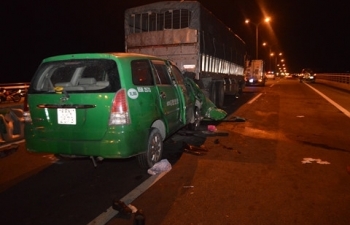 Cần Thơ: Taxi tông xe tải, 3 người tử vong