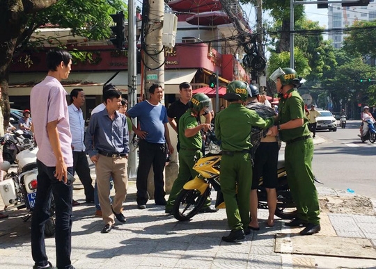 vuot den do nam thanh nien dap nga 2 canh sat