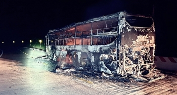 Quảng Nam: Xe khách bất ngờ bốc cháy trong đêm