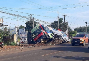 Xe khách đi sai làn hất văng ô tô bán tải