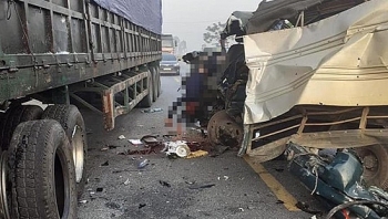 Hai người bị thương nặng sau va chạm giữa xe tải và xe đầu kéo