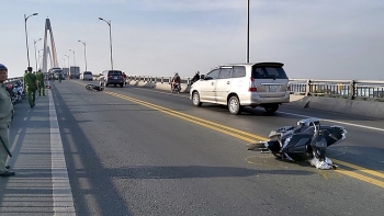 Hai xe máy đâm nhau trên cầu, một người tử vong